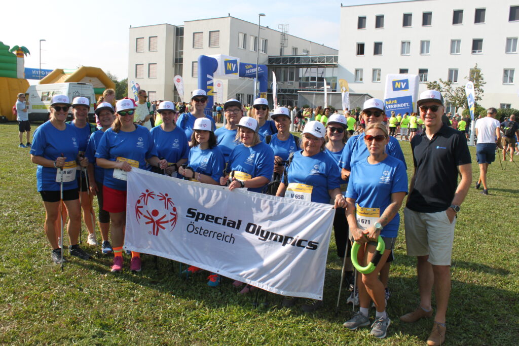 Gruppenbild Vorstand Special Olympics Niederösterreich mit Atlethen beim frauenlauf NÖ in St. Pölten 2024